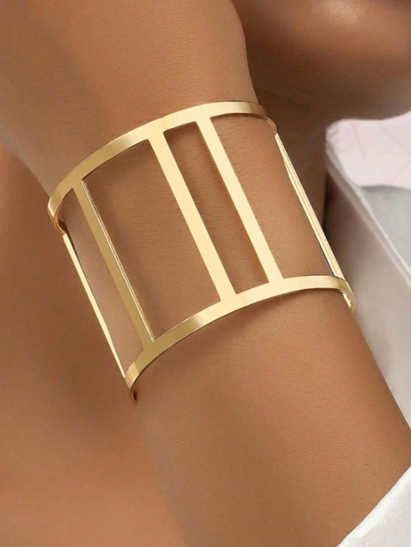 1pc European Fashion Hollow Rectangular Personality Minimalist Trendy Versatile Elegant Bangle